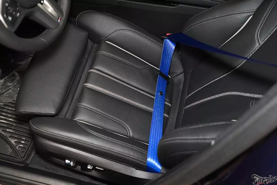 BMW 520i (G30). Оклейка всего кузова в полиуретан. Окрас заднего диффузора. Установка синих ремней безопасности.
